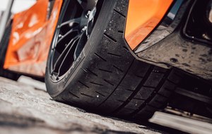 Por que carros esportivos usam pneus mais largos no eixo traseiro?