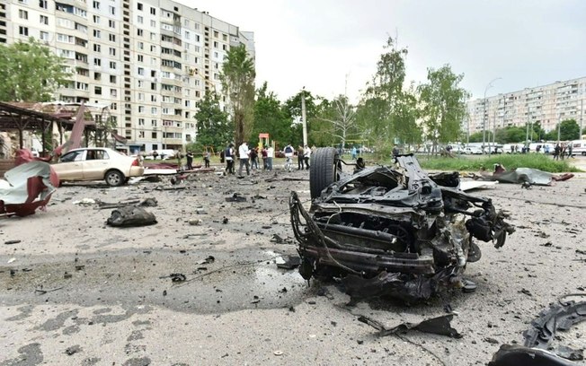 Foto publicada na conta do Telegram do chefe da administração regional de Kharkiv, em 22 de maio  2024, mostrando veículos destruídos após um bombardeio em Kharkiv, na Ucrânia