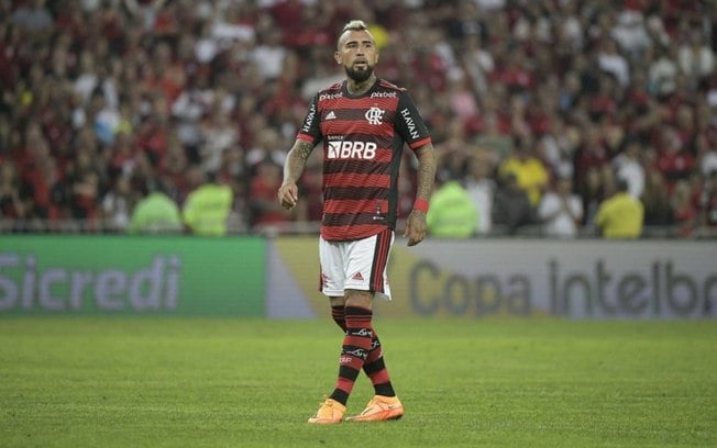 De olho na Libertadores, Vidal causa boa impressão e se credencia à primeira titularidade no Flamengo