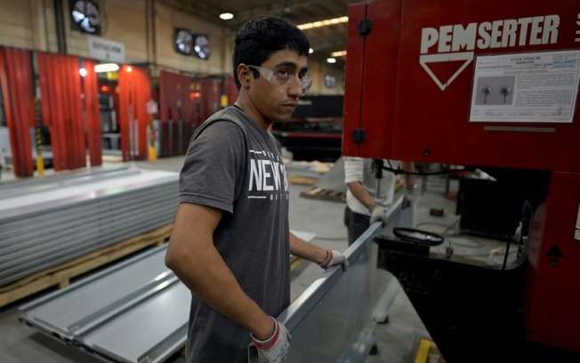 Um funcionário trabalha na fábrica da Aztek Technologies em Santa Catarina, Nuevo Leon, México, em 30 de abril de 2024