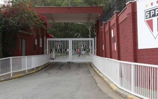 Tricolor vive momento conturbado em sua política