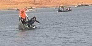 GO: Barco naufraga com criança e três adultos em torneio de pesca