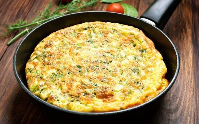 6 receitas de omelete especial para fazer com itens da sua geladeira