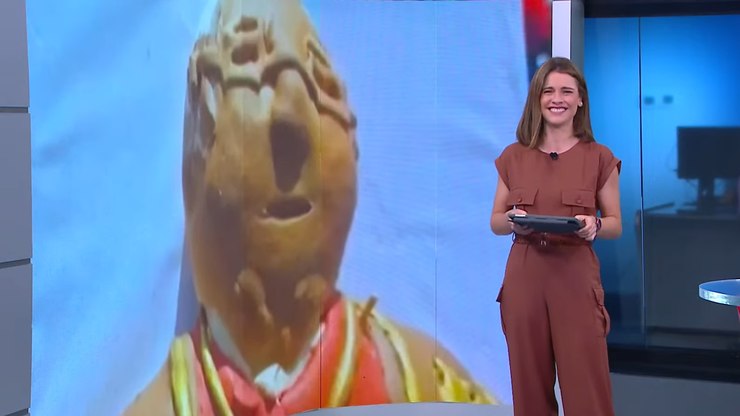 Âncora da CNN Brasil cai na risada com bolo do papa Leão XIV