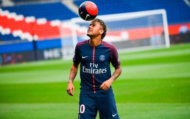 Neymar foi apresentado no PSG na maior transação da história do futebol mundial