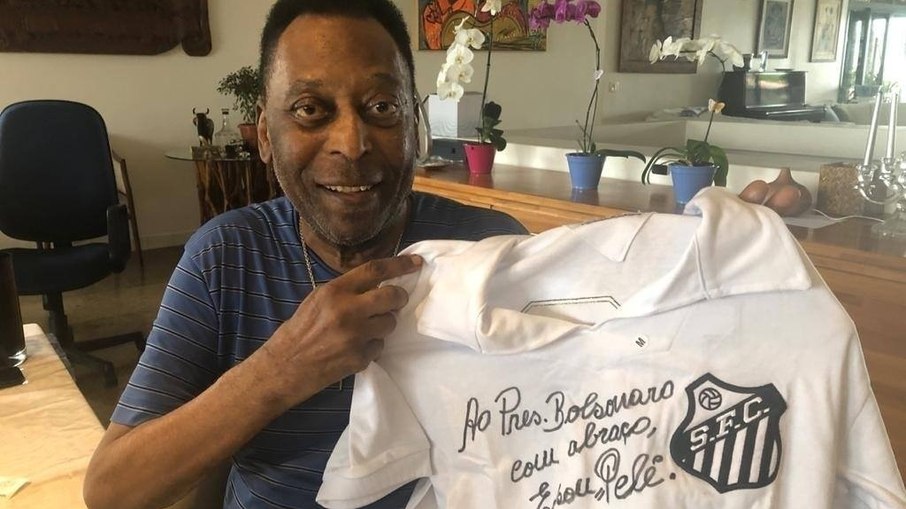 Pelé autografou uma camisa do Santos para Bolsonaro