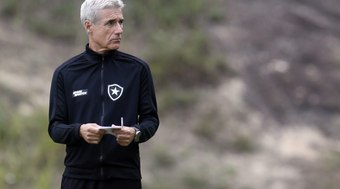 Botafogo paga parcela de dívida com Luís Castro e evita punição 