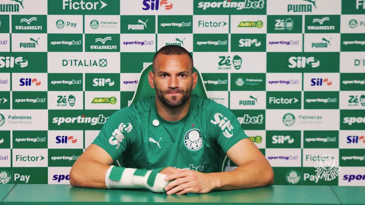 Palmeiras confirma lesão de Weverton, que não joga contra o Fla