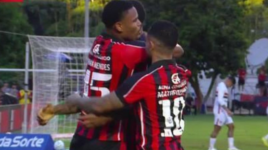 Cacá fez o gol que abriu o placar do jogo Cacá fez o gol que abriu o placar do jogo