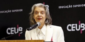 Cármen Lúcia surpreende e antecipa saída da presidência do TSE