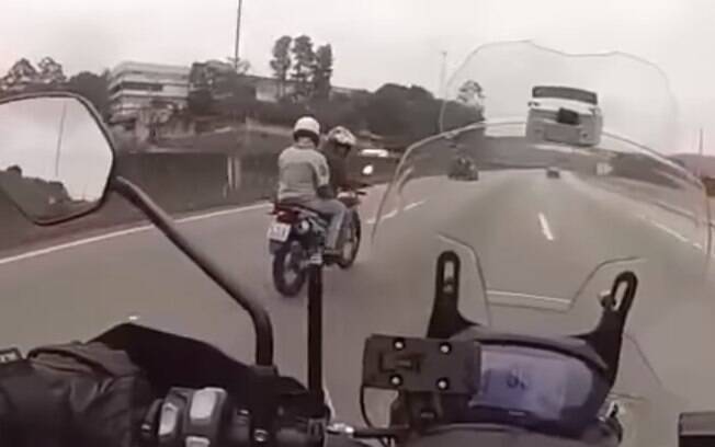 Nas imagens, é possível ver o momento em que motociclista decide voltar na contramão para evitar assalto