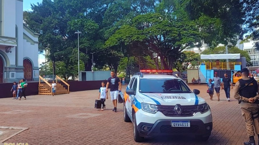 Policiais militares na praça da igreja, no centro de Itaúna Policiais militares na praça da igreja, no centro de Itaúna