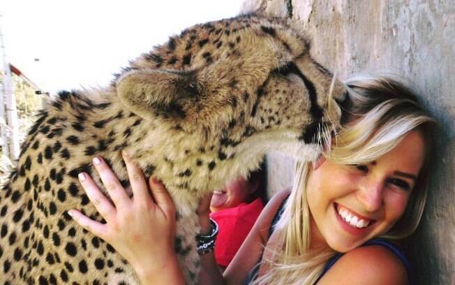 Ao longo de suas visitas, Heather se aproximou cada vez mais de Dew, uma fêmea de guepardo que quase foi leiloada