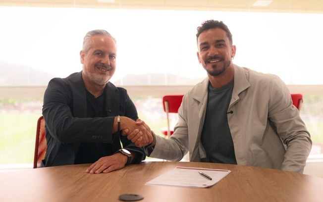 Com a presença dos filhos, Danilo assina renovação com o Flamengo até 2027