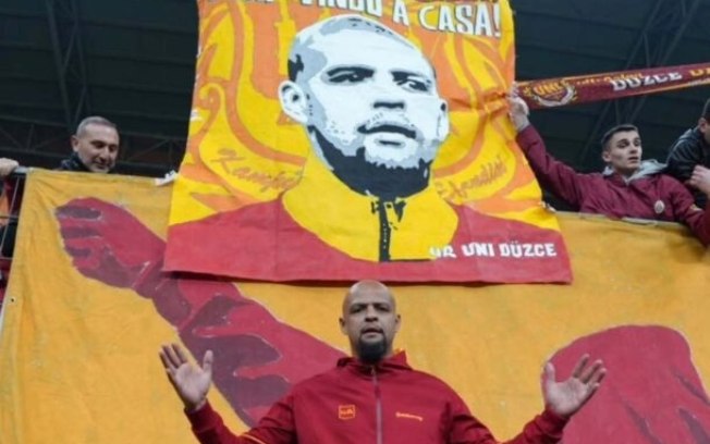 Felipe Melo levou a torcida do Galatasaray à loucura durante homenagem Felipe Melo levou a torcida do Galatasaray à loucura durante homenagem
