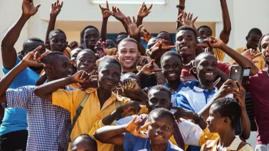 Memphis com crianças auxiliadas pelo Memphis Foundation Memphis com crianças auxiliadas pelo Memphis Foundation