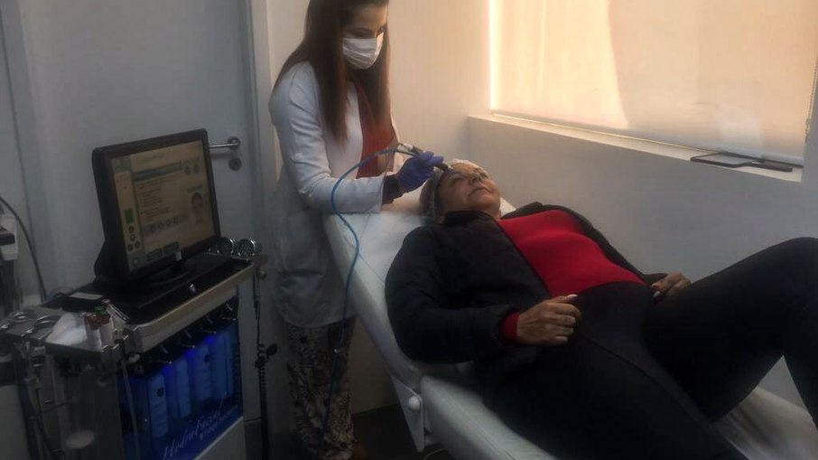 O equipamento Hydra Facial promove uma limpeza de pele profunda