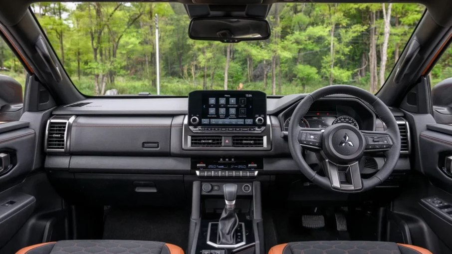 Interior Mitsubishi L200