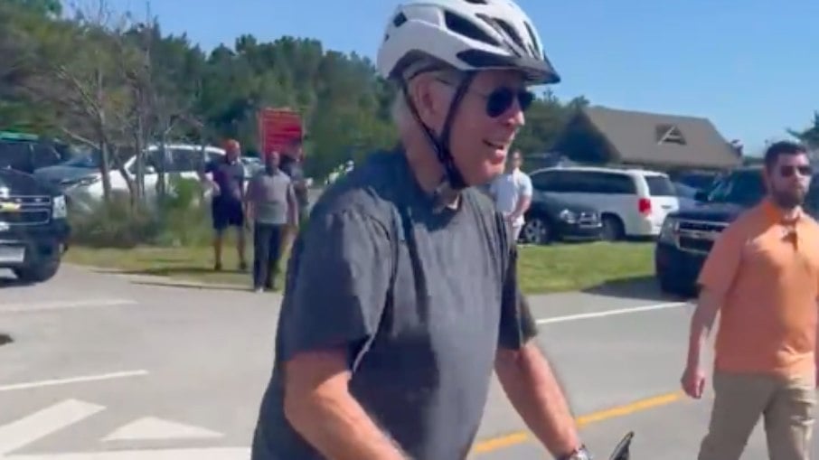 Joe Biden sofre queda de bicicleta