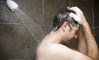 Ficar sem tomar banho faz mal à saúde? Saiba riscos