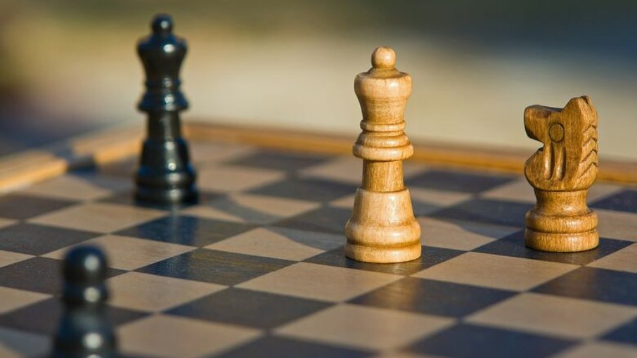 FIDE proíbe mulheres trans de competirem contra mulheres