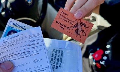 Motorista tenta evitar multa com carta do Banco Imobiliário