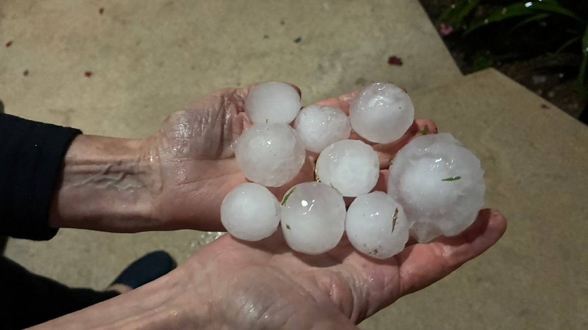 Granizo atinge Florianópolis e deixa 1.000 casas danificadas - QTU Questões do Universo