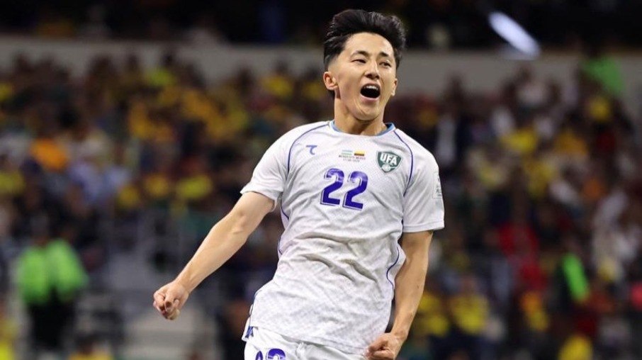 Fayzullaev comemorando o primeiro gol da história do Uzbequitão em Copas do Mundo
