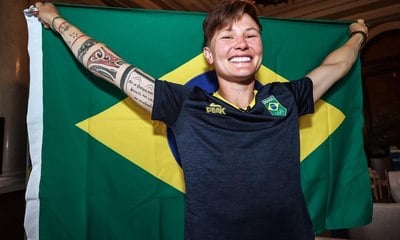 Porta-bandeira, Raquel Kochhann cobra profissionalismo em esporte