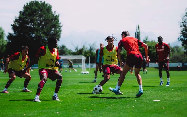 David Luiz durante treinamento do Pafos