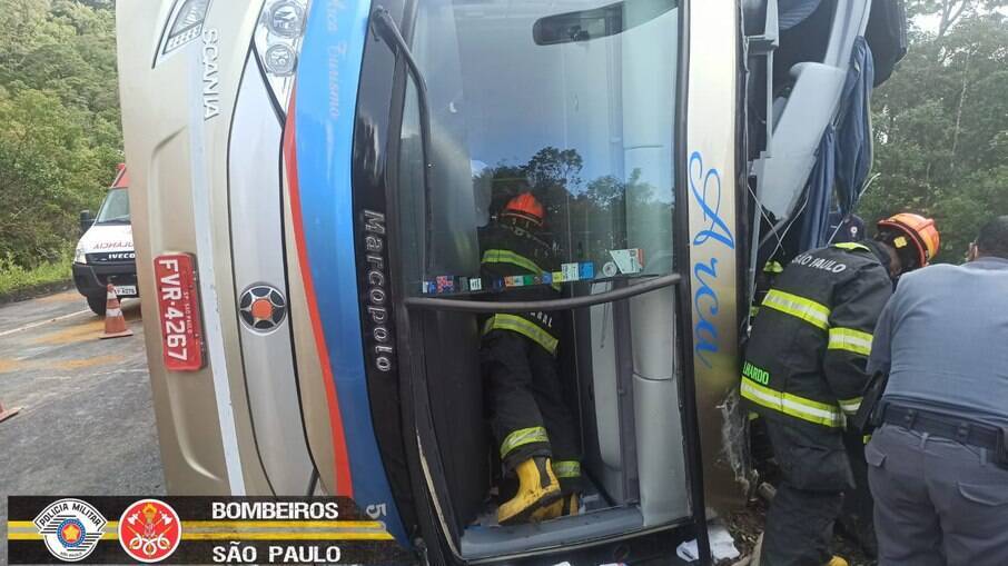 Motorista perdeu controle do veículo, que tombou em São Luiz do Paraitinga, no Vale do Paraíba 