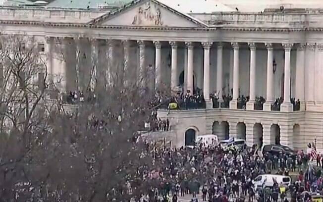 Manifestantes invadem o Capitólio em Washington, nos EUA