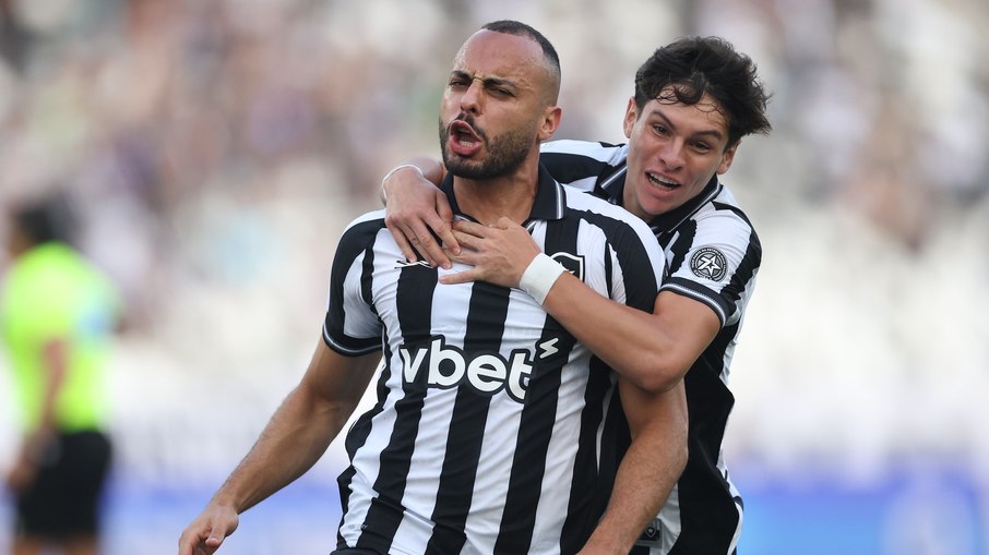 Arthur Cabral foi o protagonista do duelo entre Botafogo e Corinthians Arthur Cabral foi o protagonista do duelo entre Botafogo e Corinthians