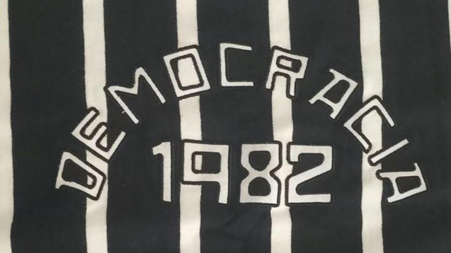 Camiseta alusiva à Democracia Corinthiana do arquivo pessoal do jornalista Vitor Guedes