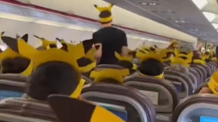 Passageiros viralizam ao embarcarem em voo trajados como Pikachu
