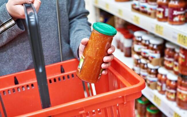 Para comprar o molho de tomate mais saudável, preste atenção nas informações do rótulo do produto