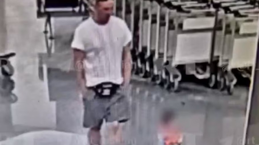 Momentos antes do homem pegar criança e arremessá-la ao chão