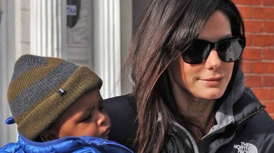 Sandra Bullock e o filho Louis quando era bebê