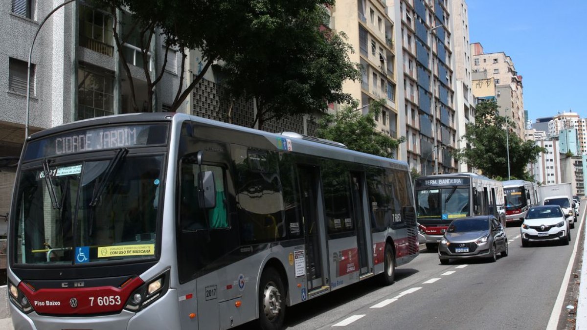 Movimento de ônibus no viaduto Doutor Plínio de Queirós, em Bela Vista