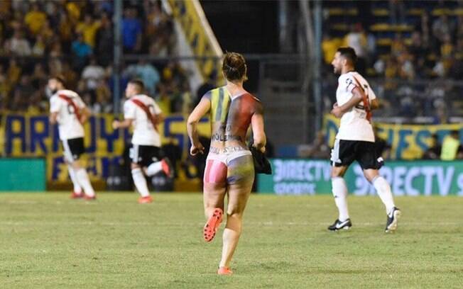 Mulher seminua invadiu o gramado durante o jogo entre Rosario Central e River Plate