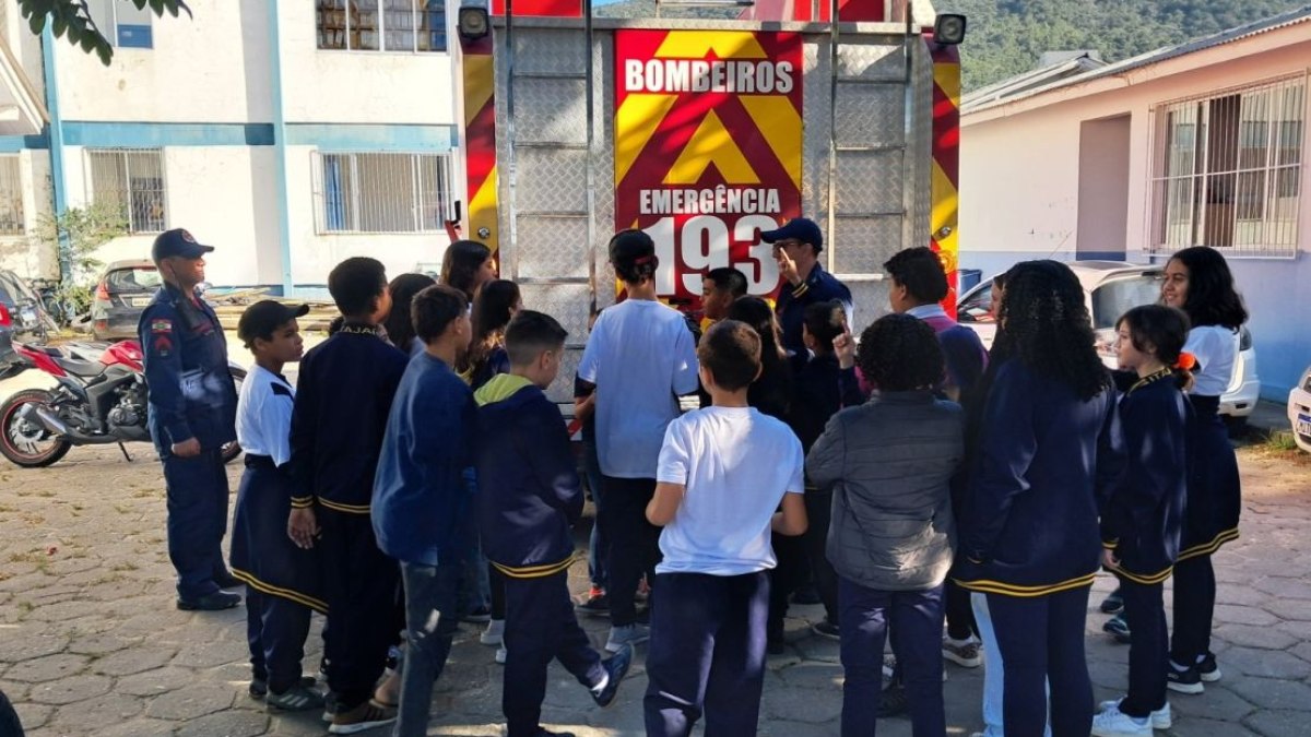 Alunos de Santa Catarina em ação preventiva promovida pelo Corpo de Bombeiros