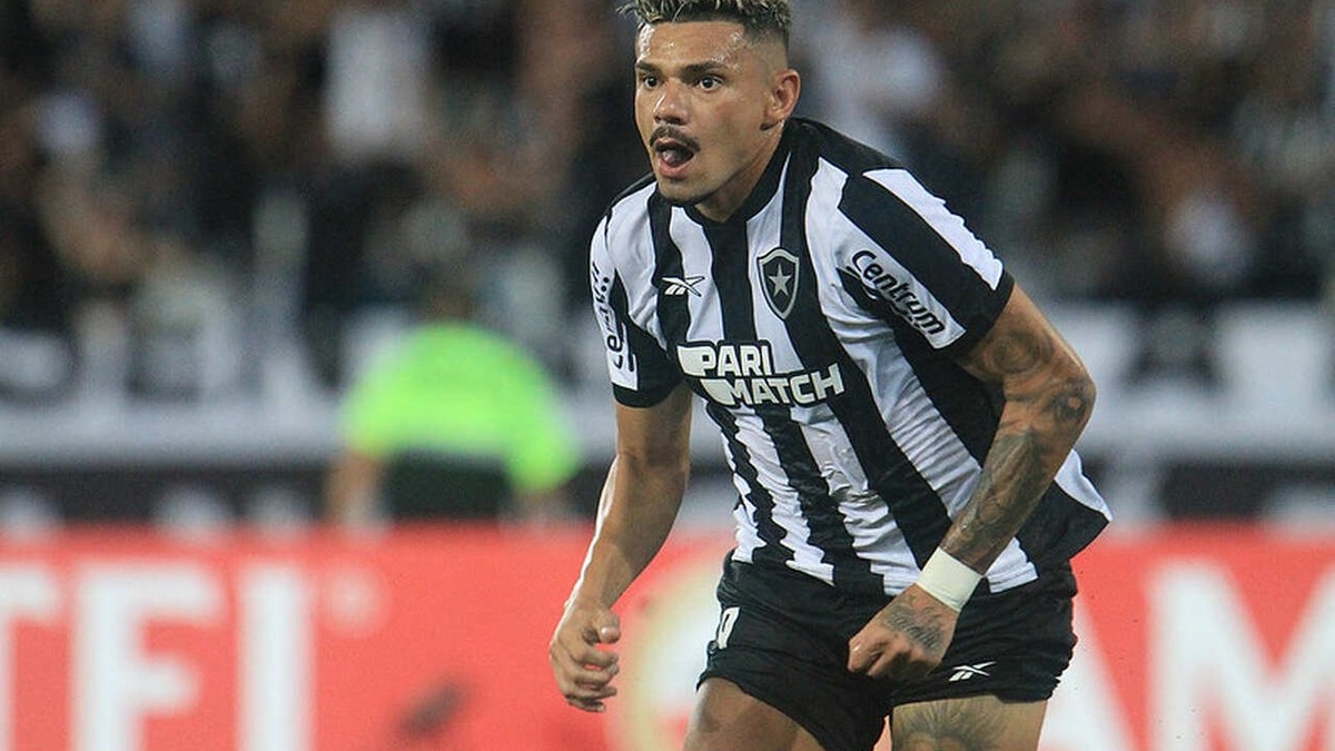 Tiquinho Soares volta ao time do Botafogo após a morte do pai