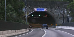 Túnel da Serra do Cafezal, na Regis Bittencourt, é bloqueado