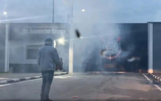Torcedores protestam e atiram rojões contra o CT do Corinthians