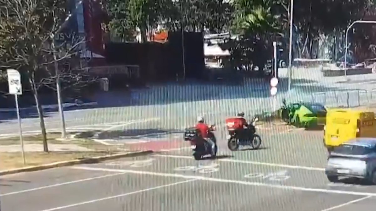 Motorista de Lamborghini derrubou a moto e bateu no poste