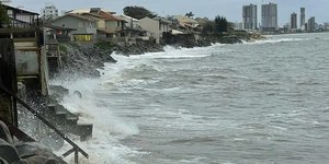 Cidade de SC decreta estado de emergência após avanço do mar