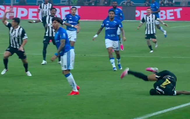 Ruan caiu no gramado após choque com Kaio Jorge