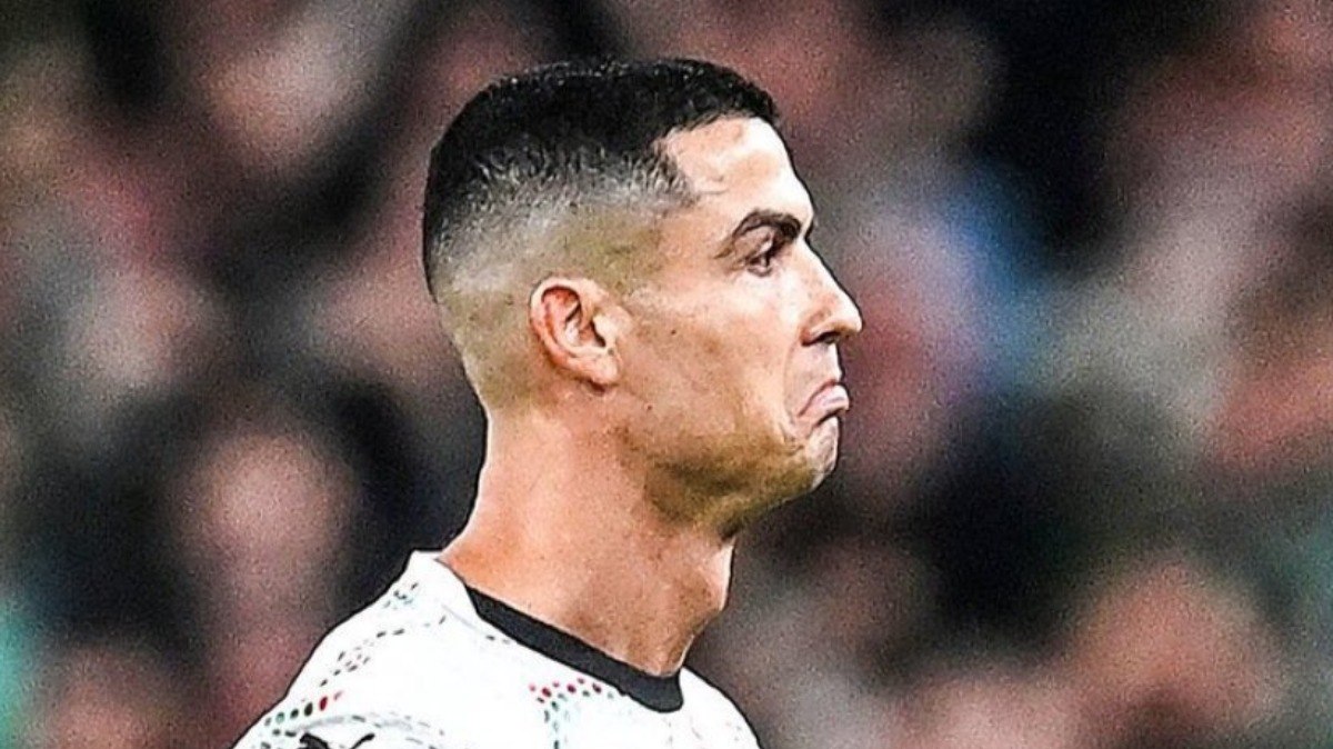Cristiano%20Ronaldo%20%C3%A9%20detonado%20por%20jornalistas%20ap%C3%B3s%20expuls%C3%A3o