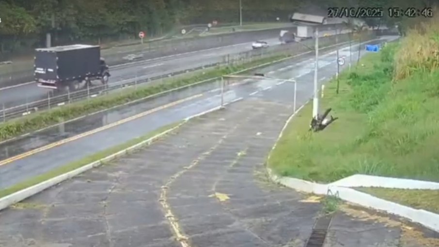 Vídeo: veja momento em que ônibus com rubro-negros tomba na Dutra