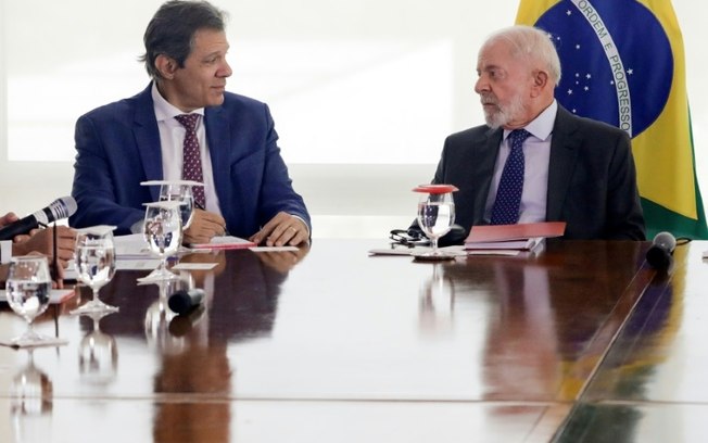 O ministro da Fazenda, Fernando Haddad, ao lado do presidente Luiz Inácio Lula da Silva, 27 de novembro de 2024 em Brasília